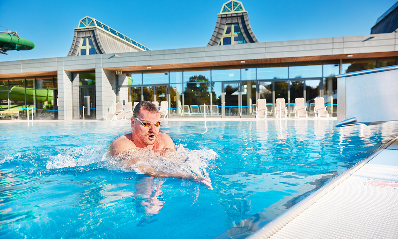 Mann schwimmt in der Welle Gütersloh