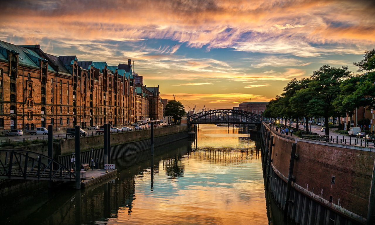 Stadt mit Fluss im Sonnenuntergang