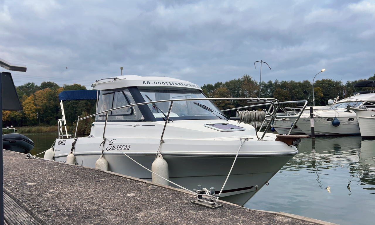 Boot der Bootsfahrschule Bielefeld