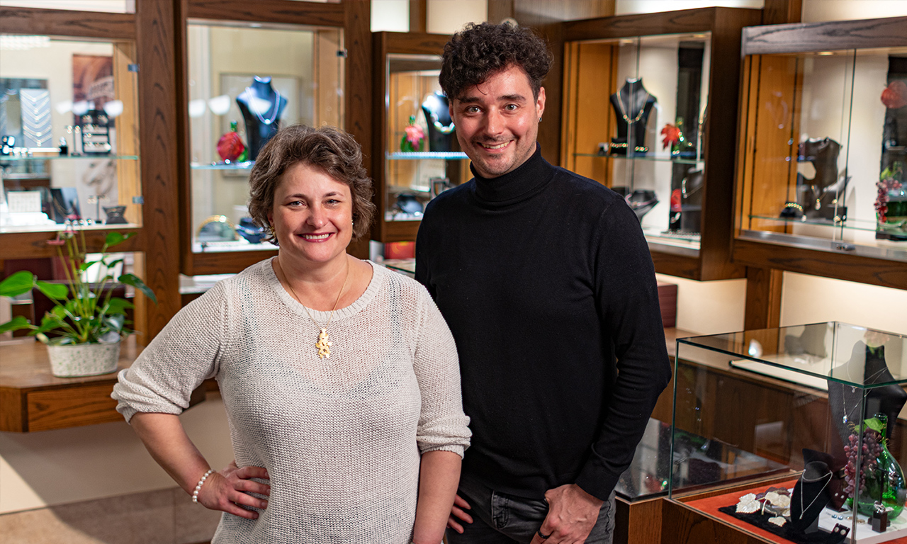 Mann und Frau stehen in der Goldschmiede Meier-to-Krax