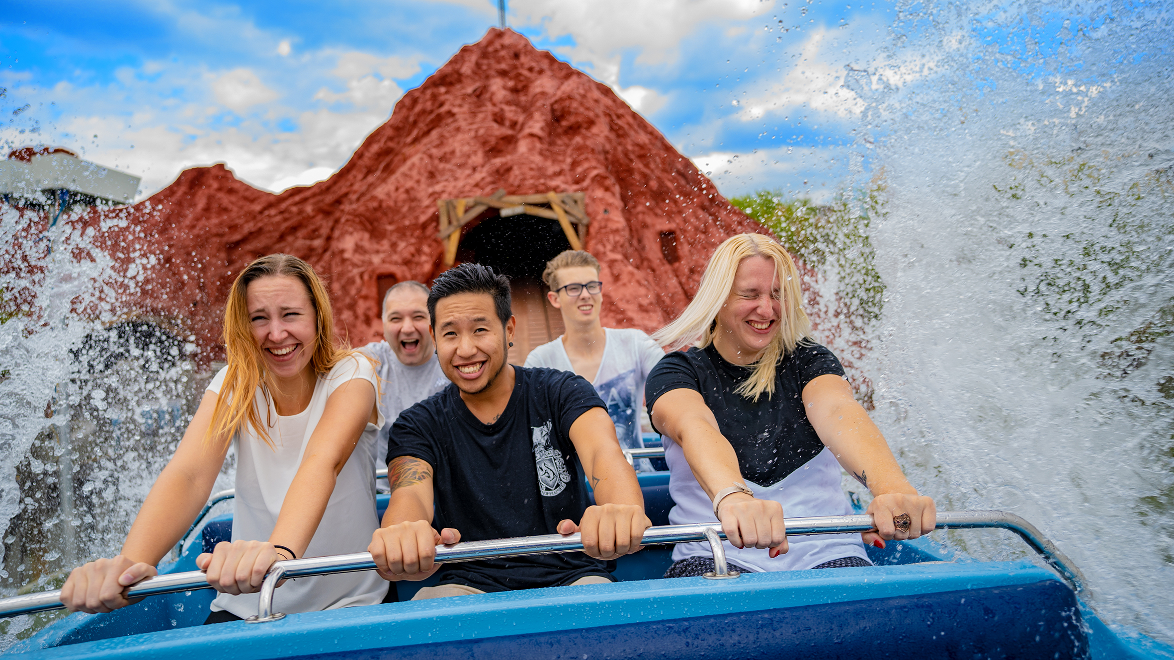 Fünf Personen fahren im Movie Park eine Wasserbahn