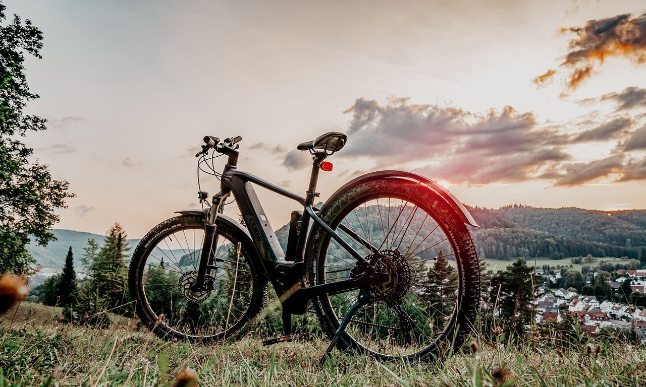 Gehle Reisen Mountain Bike im Sonnenuntergang