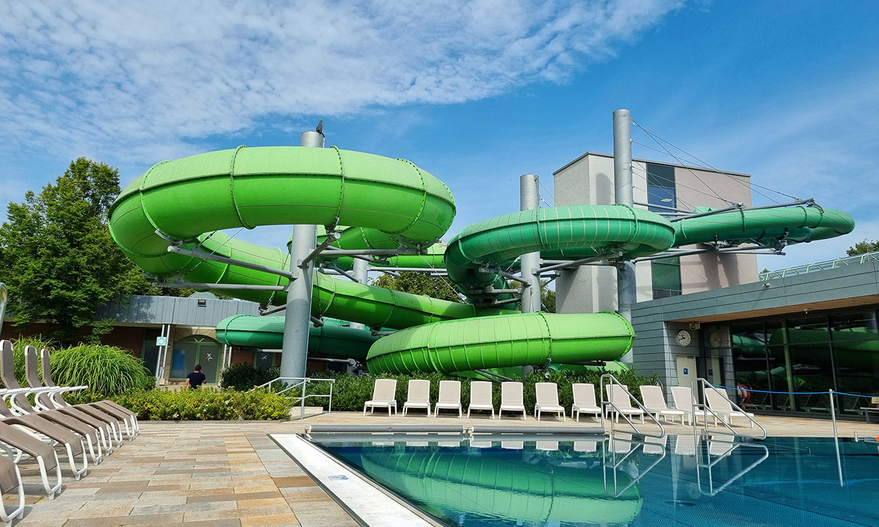 Grüne Rutschen in der Welle Gütersloh