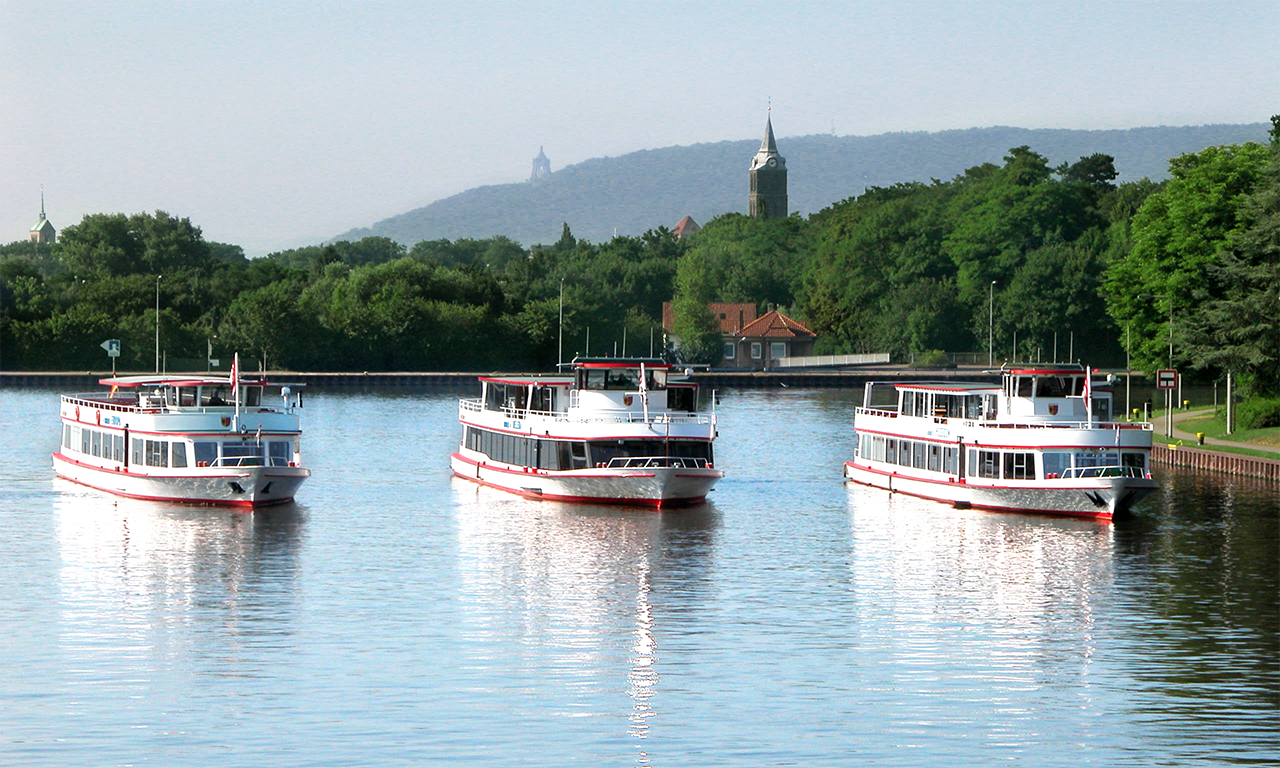 Drei Schiffe der Mindener Fahrgastschiffahrt auf dem Wasser